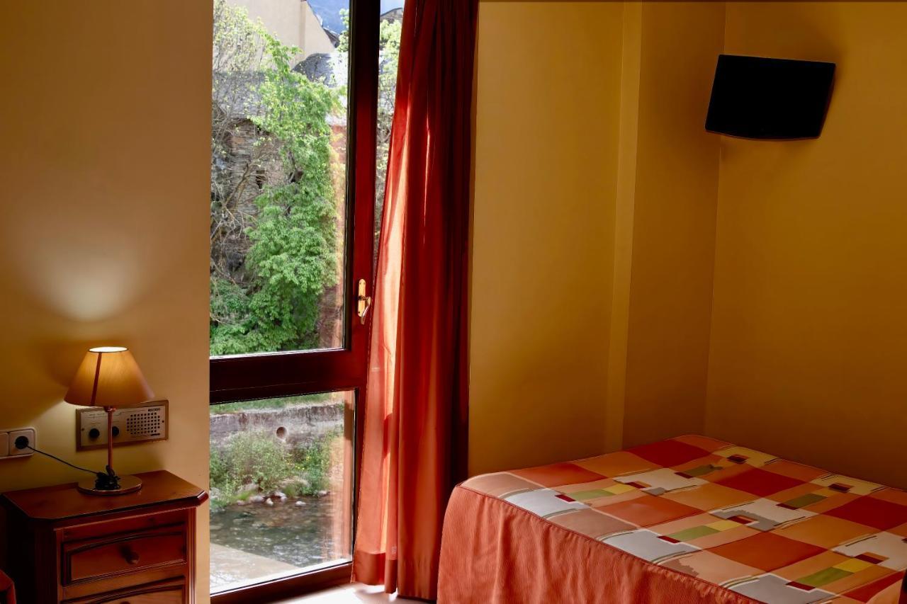 Pensio La Creu Hotel Естери д'Анеу Екстериор снимка